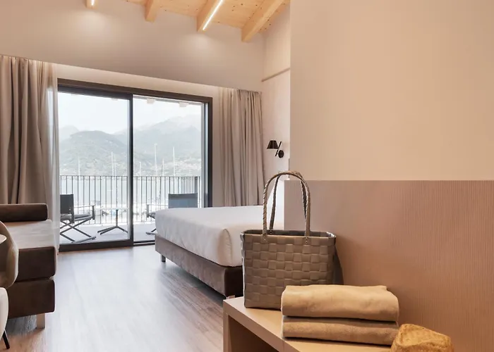 Dorato Marina - Lakefront Hotell *