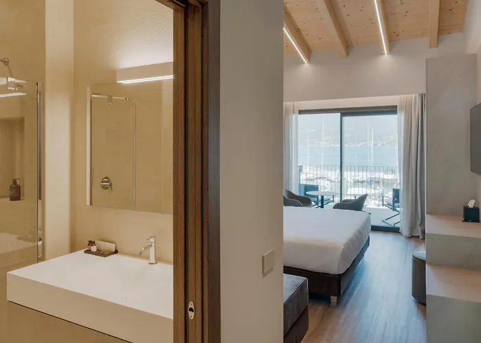 Dorato Marina - Lakefront Orman Evi *