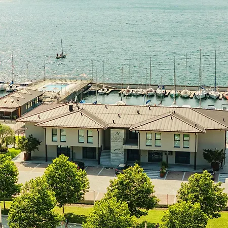 Dorato Marina - Lakefront Otel Colico